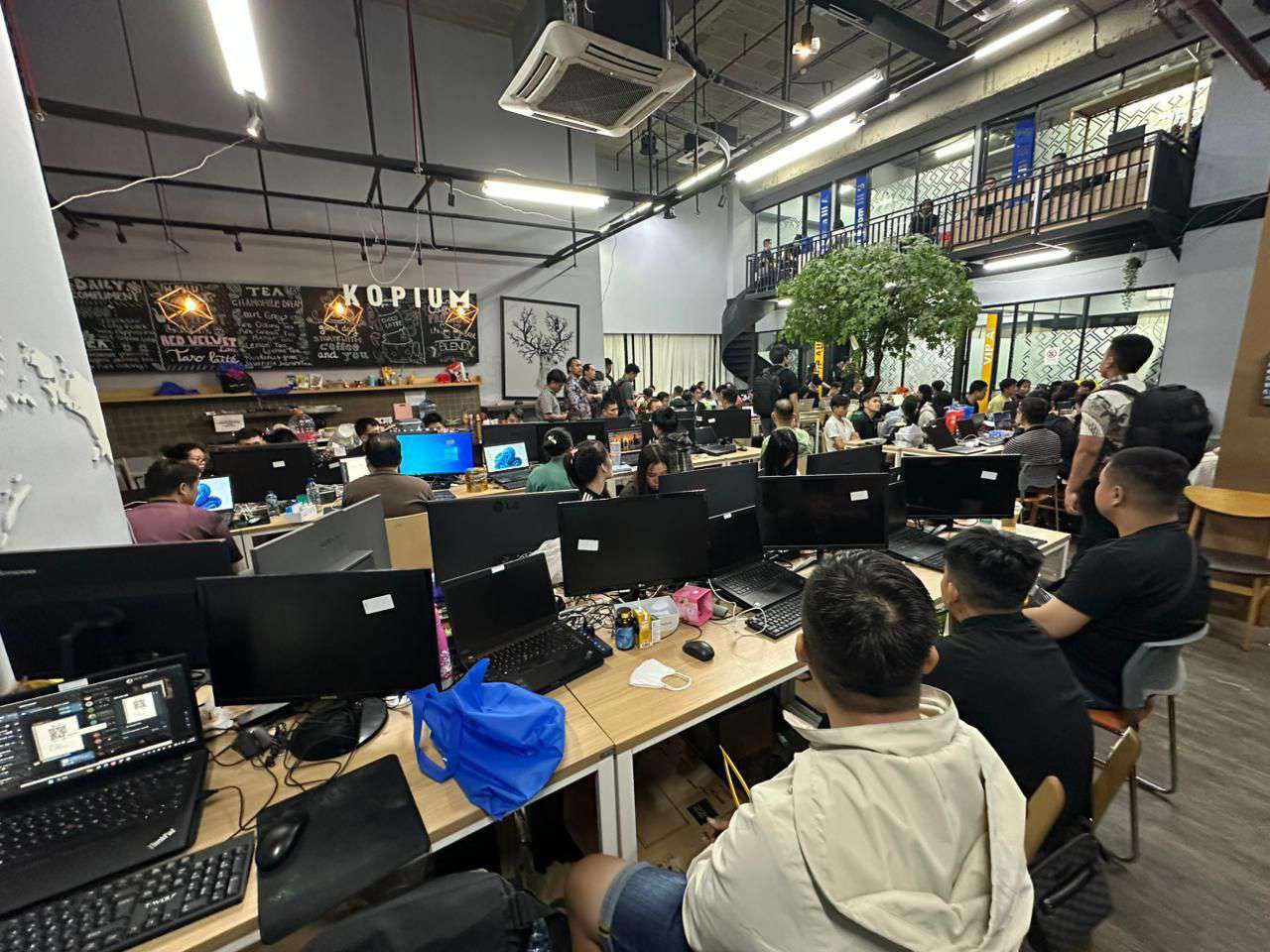 Foto: Petugas kepolisian memindahkan ratusan WNA yang diamankan dalam pengungkapan kasus judi online jaringan internasional di Jakarta Barat.