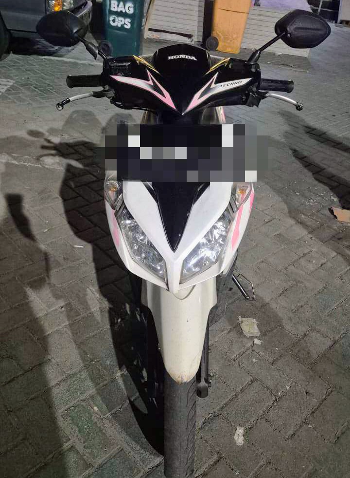 Foto:  Resmob Polrestabes Surabaya mengamankan pelaku pencurian sandaran kursi besi fasilitas umum di kawasan Sukolilo Surabaya.