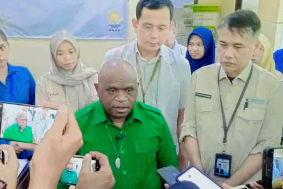 Foto: Menteri HAM Natalius Pigai saat mengunjungi korban dugaan keracunan massal Program Makan Bergizi Gratis di RSIA IBI Surabaya.