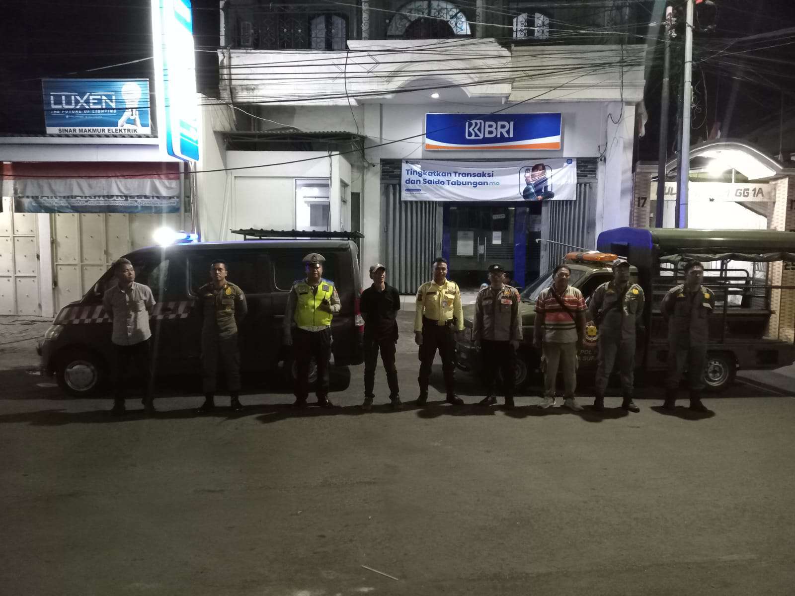 Foto: Personel Polsek Semampir bersama Satpol PP Kecamatan Semampir melakukan patroli harkamtibmas dini hari di sejumlah titik rawan di Surabaya untuk mengantisipasi gengster dan tawuran.