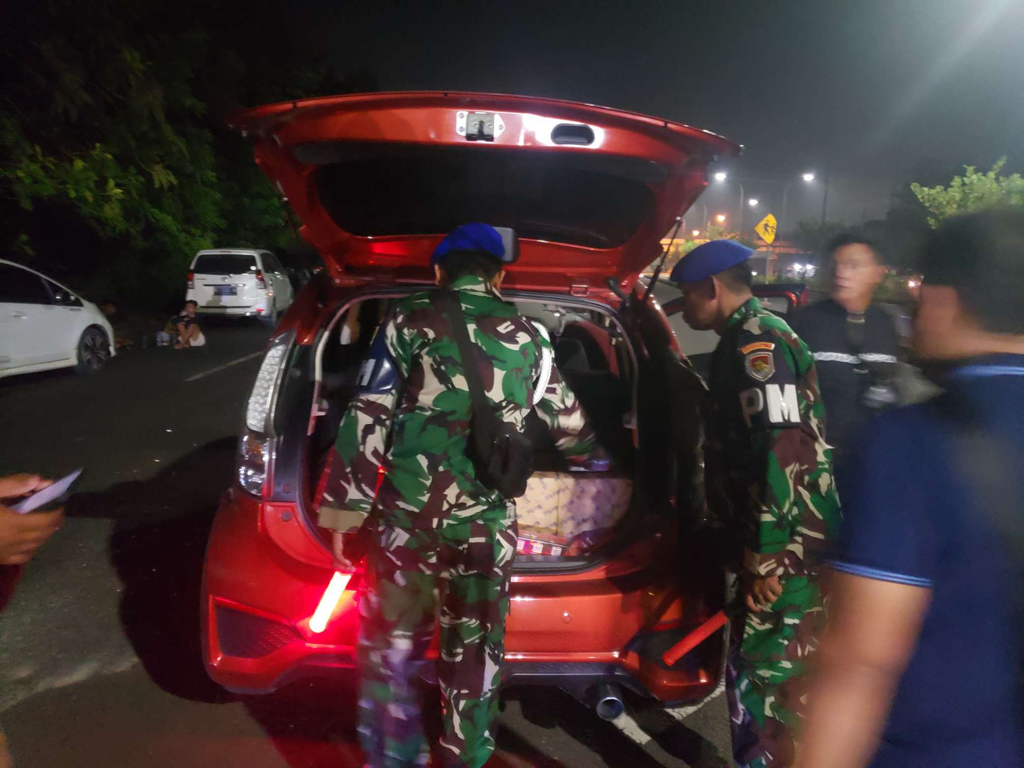 Foto: Petugas SFQR Lanal Batuporon memeriksa kendaraan pengangkut rokok ilegal tanpa pita cukai dalam operasi penyekatan di jalur Suramadu Bangkalan.