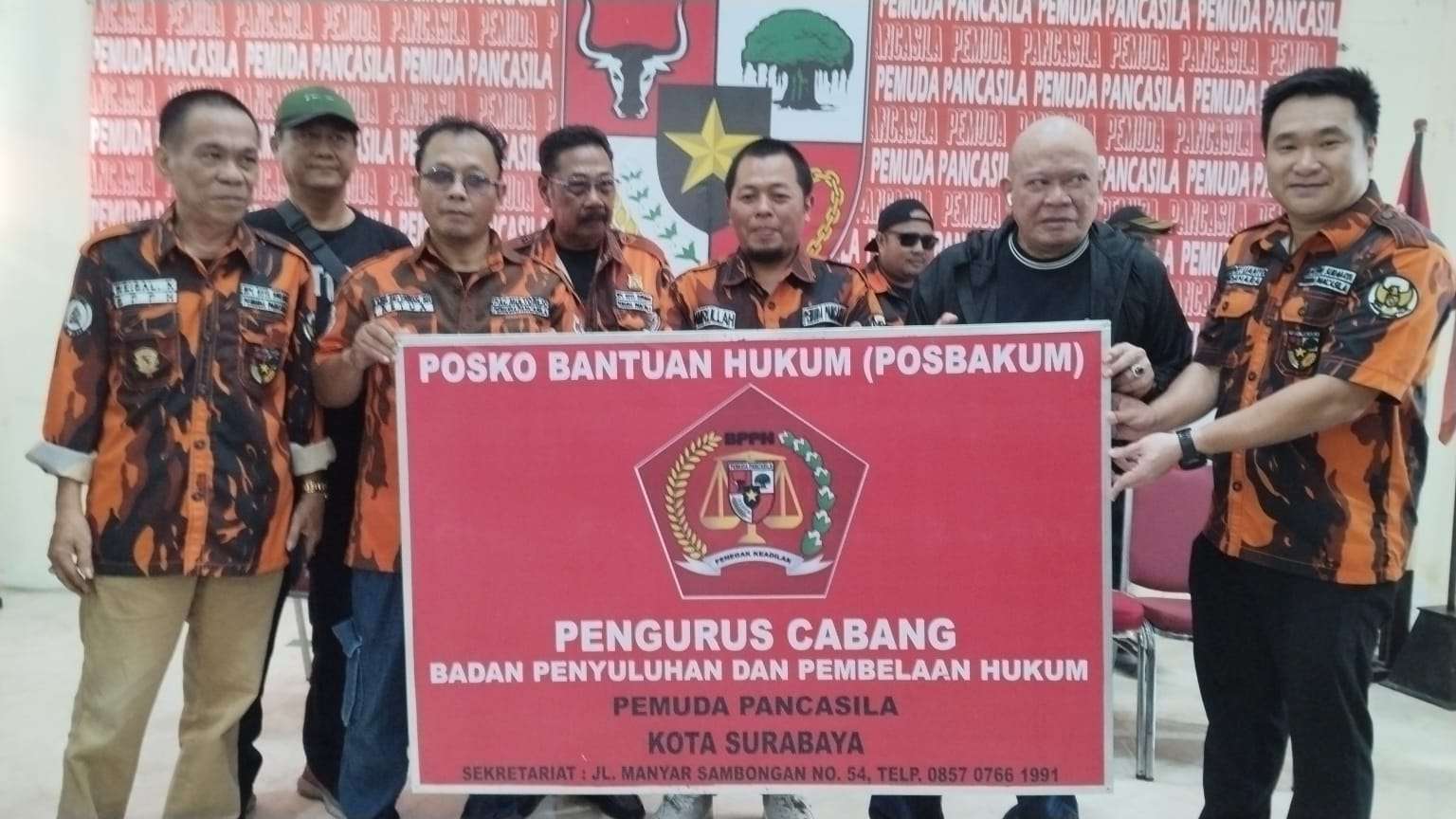 Foto: Pengurus BPPH MPC Pemuda Pancasila Surabaya bersama advokat 31 PAC saat peluncuran Posbakum di Kota Surabaya.