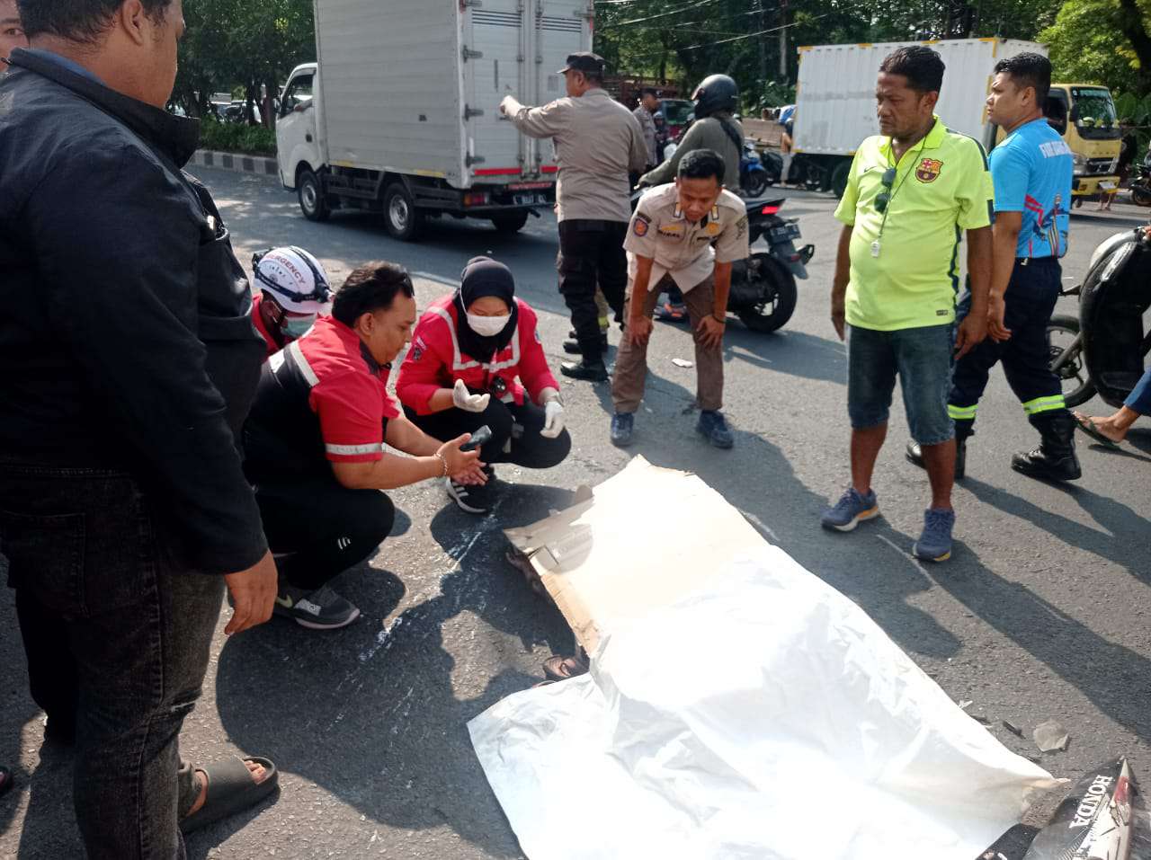 Foto: Petugas gabungan mengevakuasi korban kecelakaan motor dan truk di Jalan Rangkah Tambaksari Surabaya.