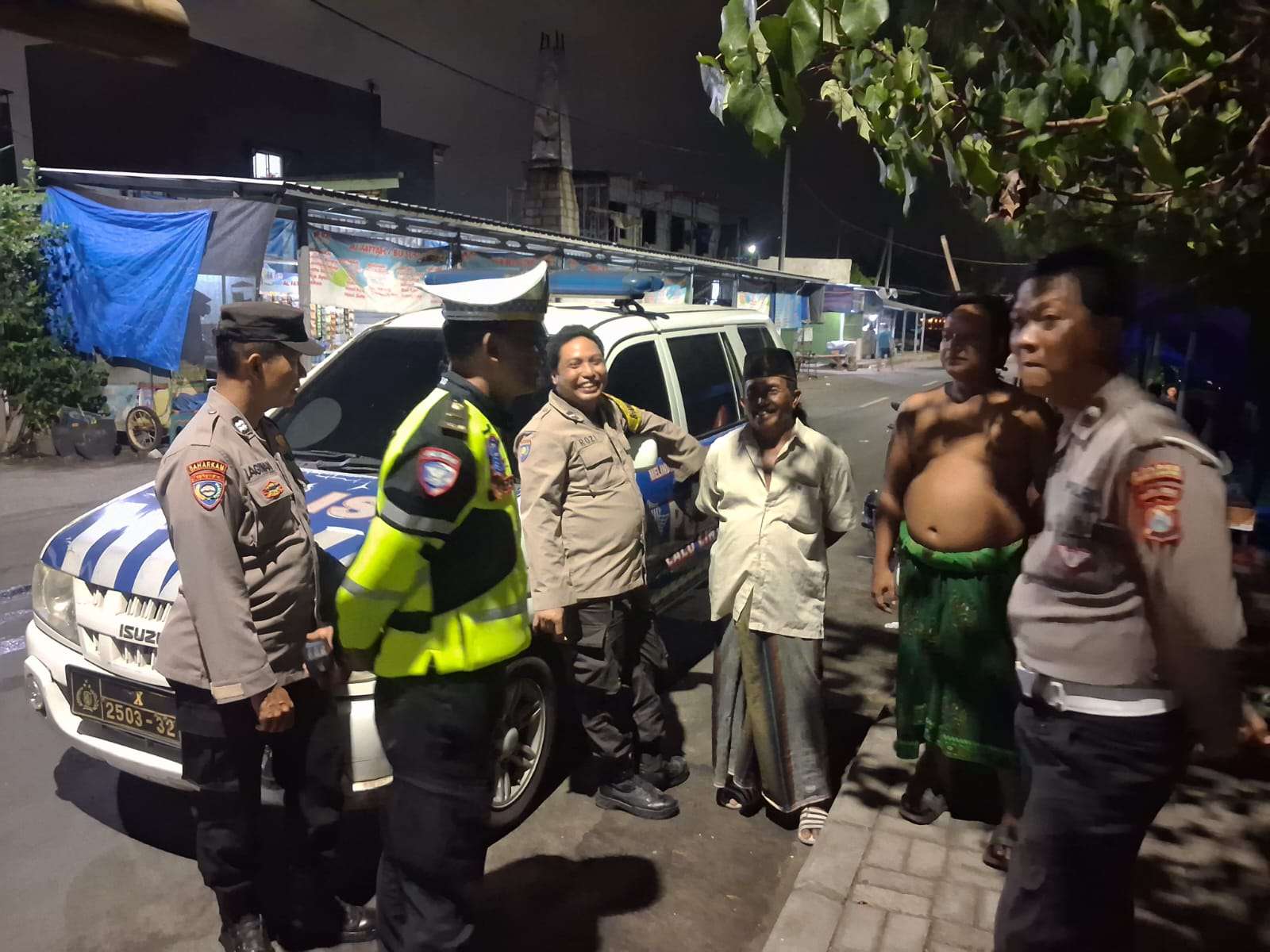 Foto: Petugas Polres Pelabuhan Tanjung Perak memberikan sosialisasi kepada warga pesisir terkait potensi banjir rob di Surabaya.