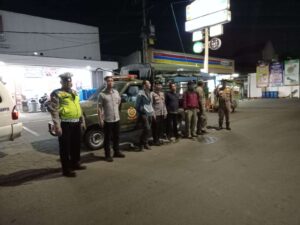 Patroli Humanis Tengah Malam, Warga Semampir Sambut Hangat Kehadiran Polisi dan Satpol PP