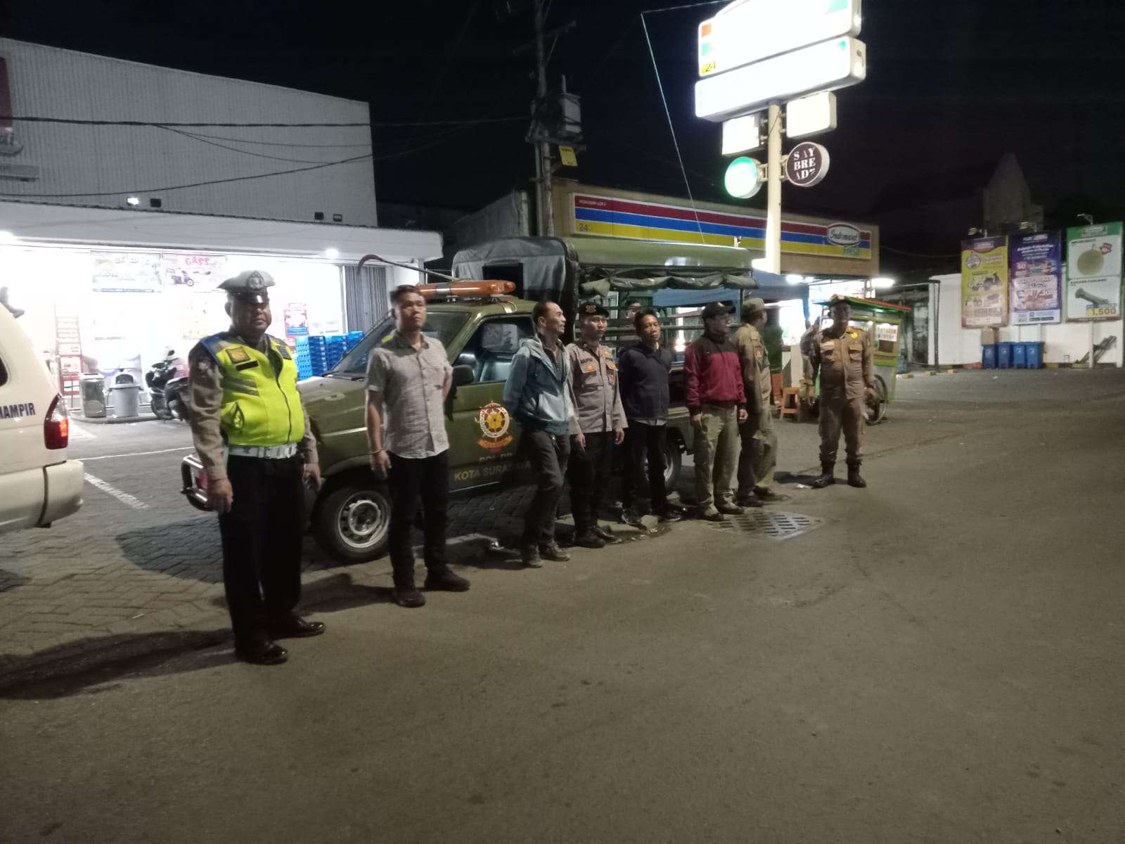 Foto: Petugas Polsek Semampir dan Satpol PP melakukan patroli Harkamtibmas di wilayah Semampir Surabaya pada malam hari untuk mengantisipasi gangster dan balap liar.