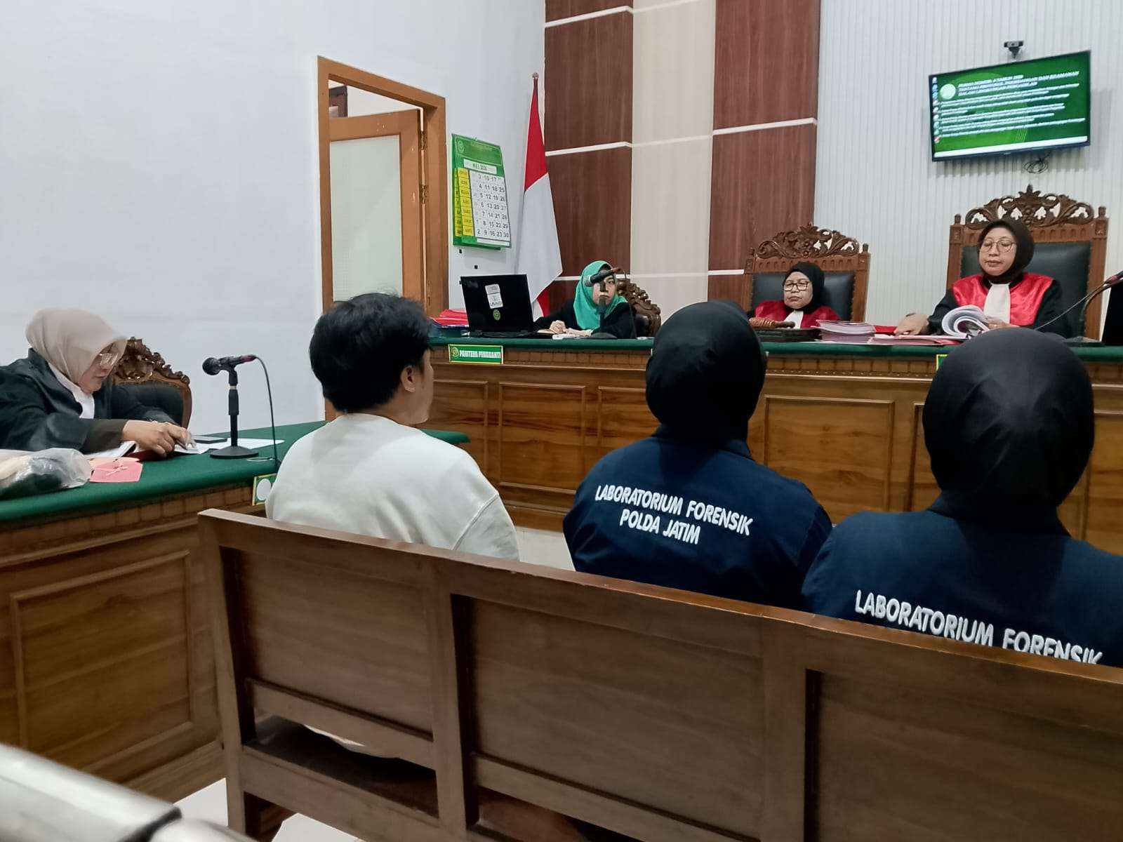 Foto: Sidang kasus narkotika terdakwa Agung Wawan Setiawan di Pengadilan Negeri Surabaya.