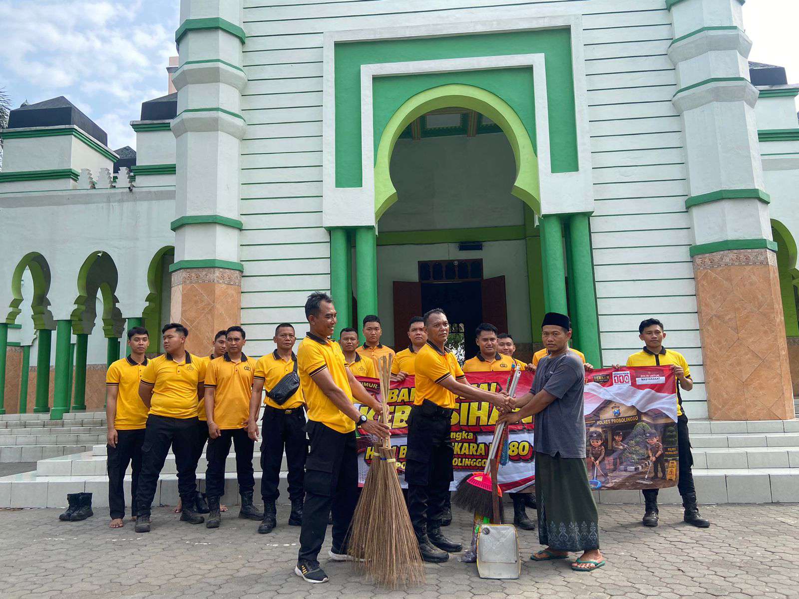 Foto: Anggota Polres Probolinggo membersihkan Masjid Aminah Mukri di Kraksaan dalam kegiatan bakti religi Hari Bhayangkara ke-80 Tahun 2026.