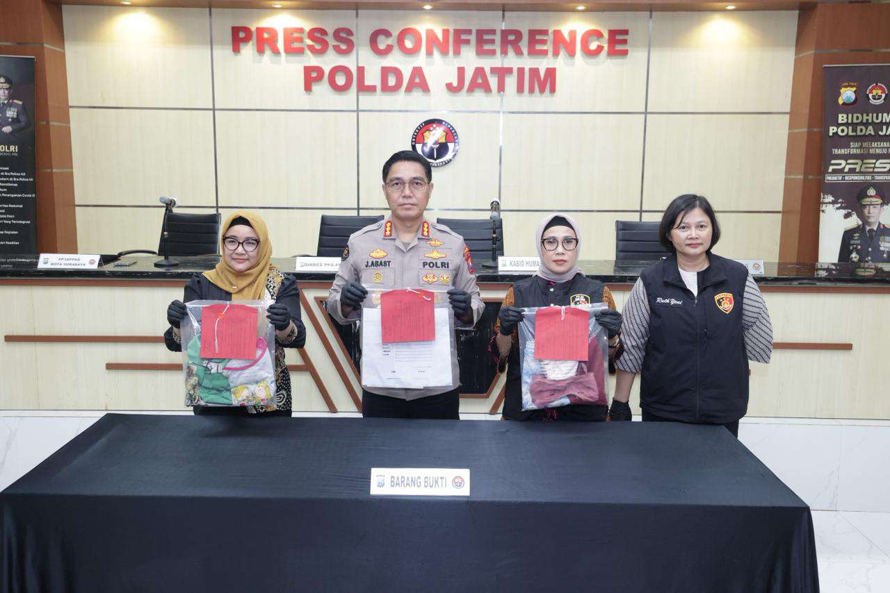Foto: Konferensi pers Polda Jatim terkait pengungkapan kasus kekerasan seksual terhadap anak kembar di Surabaya oleh ayah tiri korban.