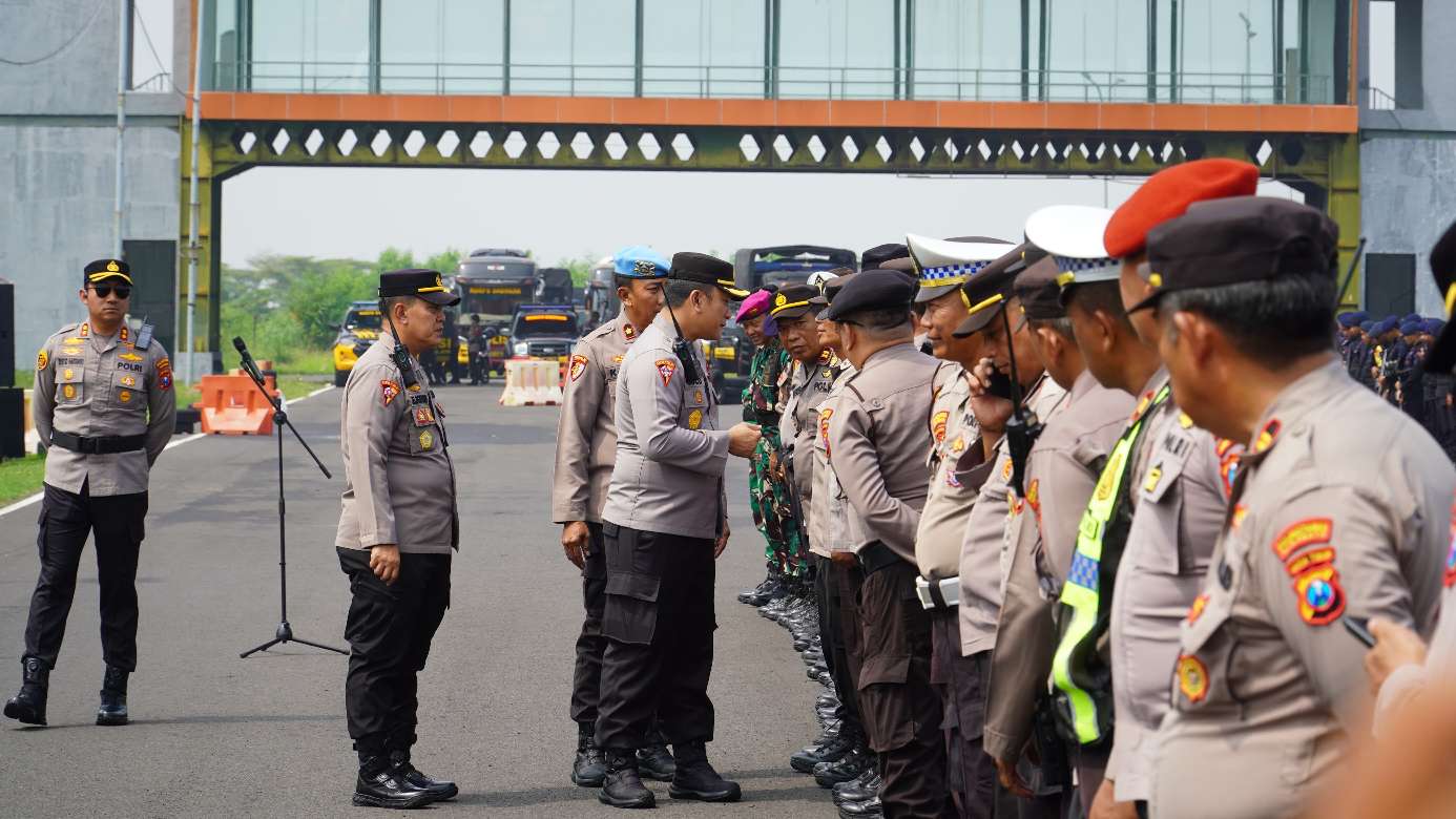 Foto: Petugas gabungan melakukan pengamanan ketat saat pertandingan Derby Jatim Persebaya Surabaya melawan Persik Kediri di Stadion Gelora Bung Tomo Surabaya.