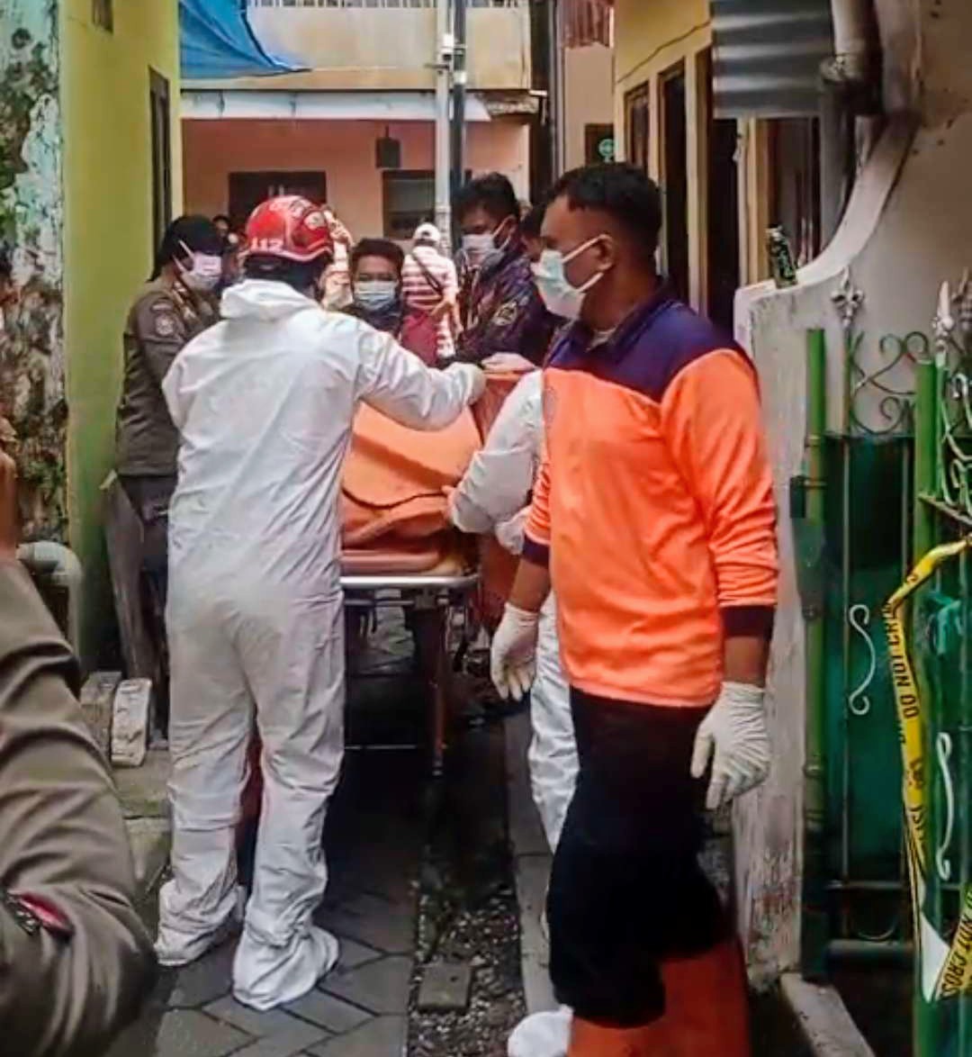 Foto: Petugas gabungan mengevakuasi jenazah lansia di rumah kawasan Krembangan Surabaya.