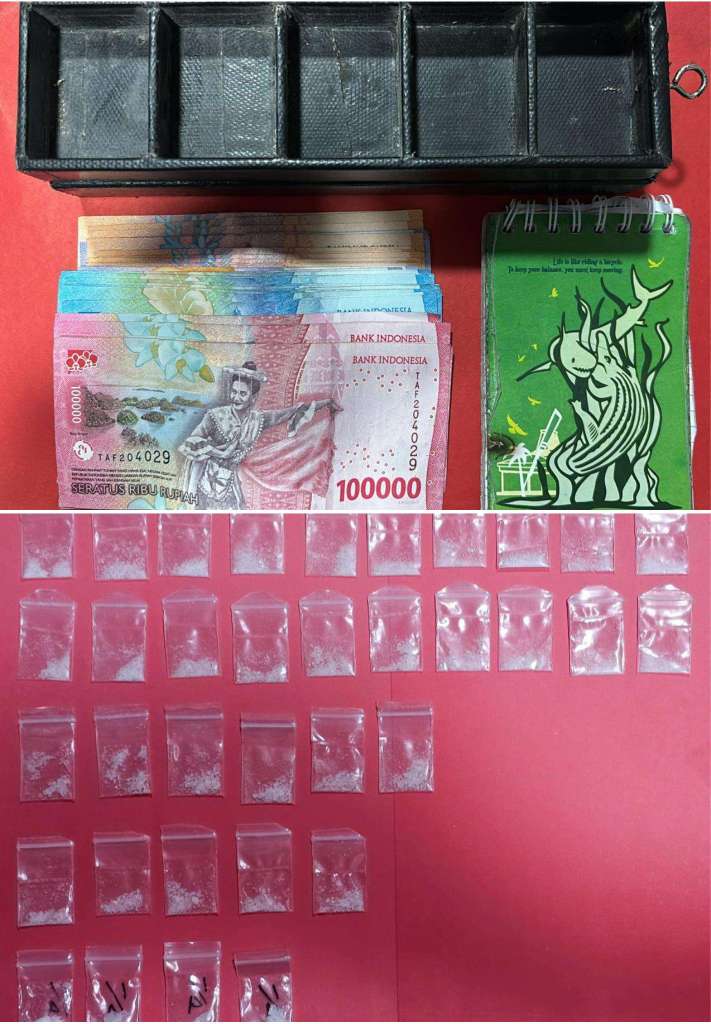 Foto: Dua tersangka pengedar sabu diamankan Satresnarkoba Polres Pelabuhan Tanjung Perak bersama barang bukti 35 paket sabu di Surabaya.