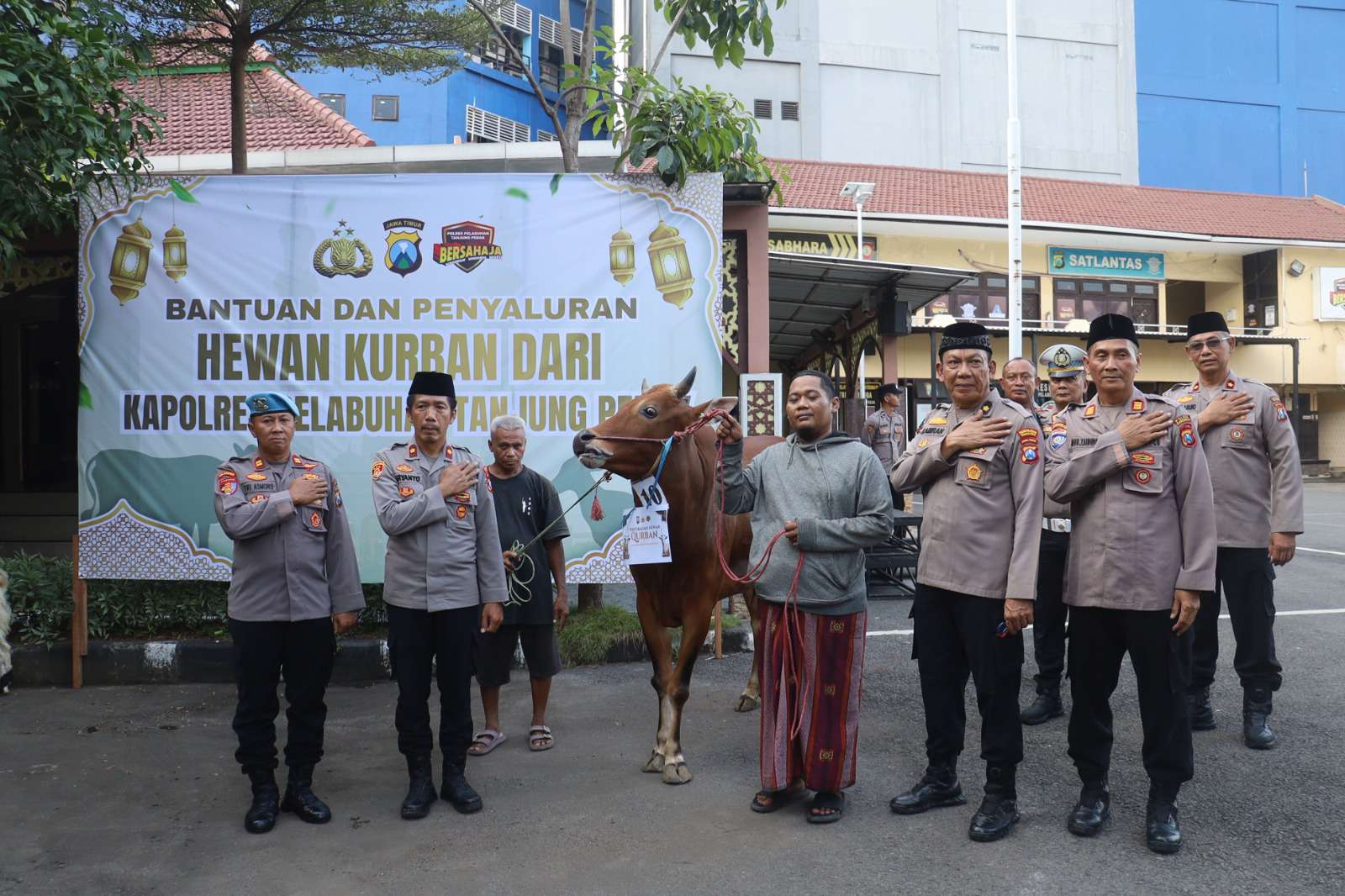 Foto: Penyerahan hewan kurban oleh Polres Pelabuhan Tanjung Perak kepada masyarakat pada perayaan Iduladha 1447 Hijriah di Surabaya.