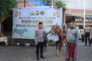 Iduladha Penuh Kepedulian, Polres Pelabuhan Tanjung Perak Salurkan Hewan Kurban untuk Masyarakat