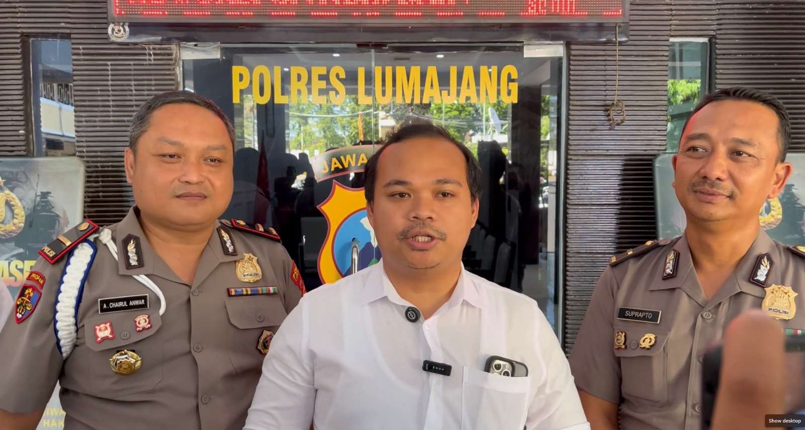 Foto: Petugas Satreskrim Polres Lumajang mengamankan tersangka pencurian baterai lithium tower seluler di Rowokangkung Lumajang.