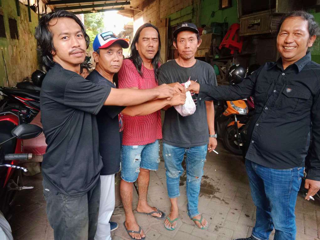 Foto: Pembagian 100 paket daging kurban PT Wulandaya kepada warga Keputran Tegalsari Surabaya saat Iduladha 1447 H