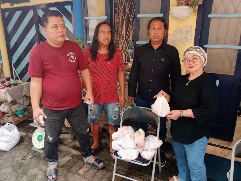 Foto: Pembagian 100 paket daging kurban PT Wulandaya kepada warga Keputran Tegalsari Surabaya saat Iduladha 1447 H