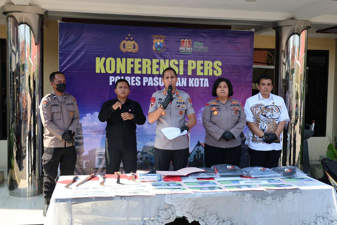 Foto: Kapolres Pasuruan Kota menunjukkan barang bukti celurit saat konferensi pers pengungkapan kasus pengeroyokan dua remaja di Kota Pasuruan.