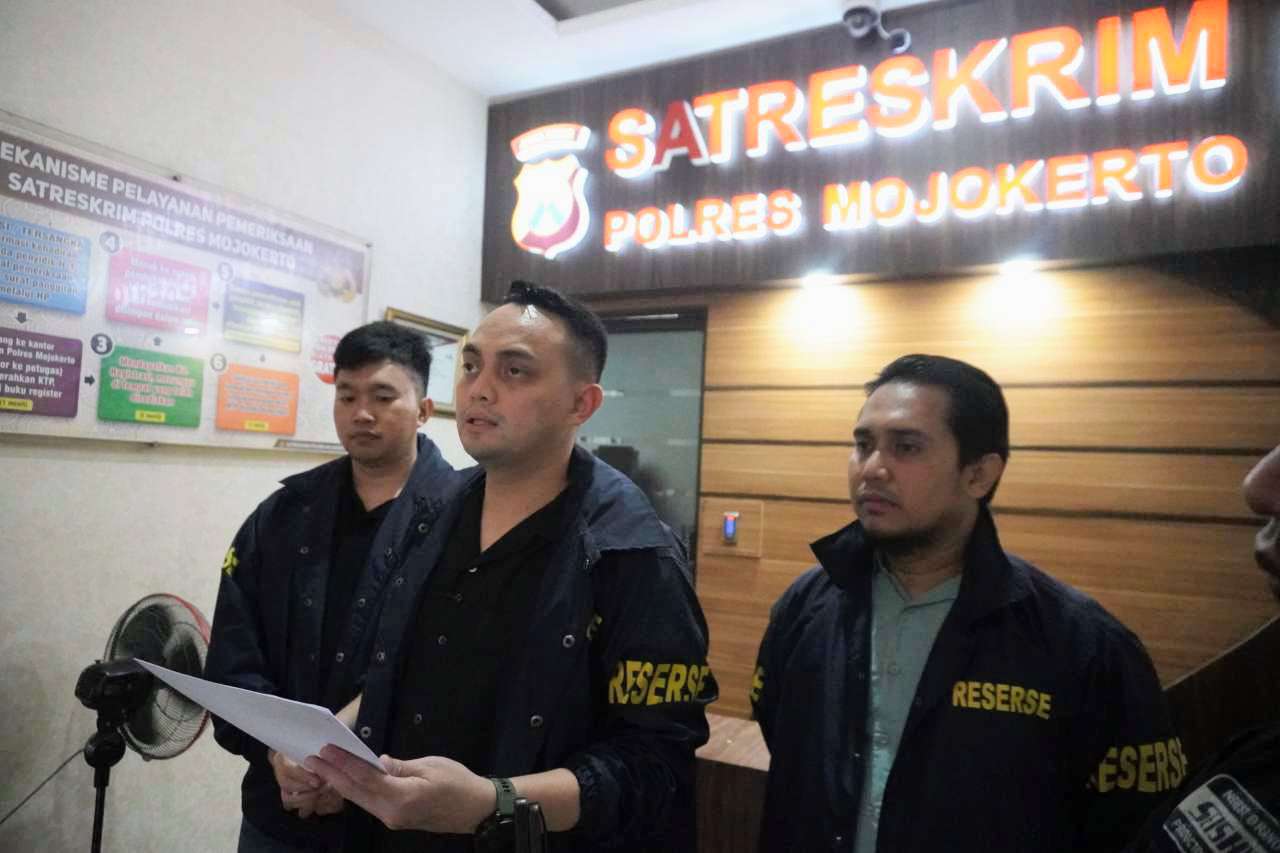 Foto: Satreskrim Polres Mojokerto mengamankan residivis kasus pencurian minimarket di Trowulan beserta barang bukti hasil kejahatan.