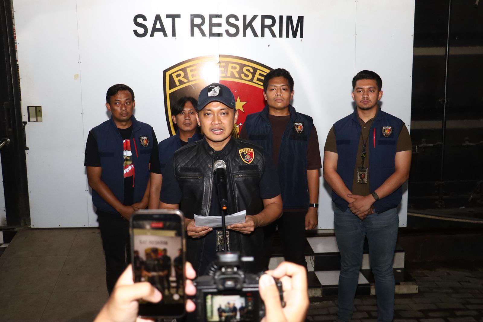 Foto: Satreskrim Polres Pelabuhan Tanjung Perak mengamankan pelaku jambret iPhone milik turis asal Jerman di Surabaya.