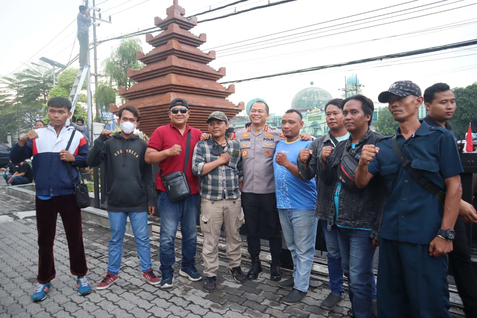 Foto: Suasana damai peringatan May Day 2026 di Surabaya dengan pengamanan humanis aparat kepolisian