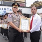 Kapolres Lamongan Beri Penghargaan Kepada Anggota Berprestasi