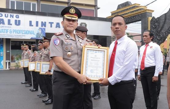 Foto: polres Lamongan, AKBP Arif Fazlurrahman, saat beri penghargaan kepada anggota berprestasi