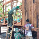 Satgas TMMD dan Warga Kebut Pemasangan Dinding Rumah Niko Makare