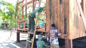 Satgas TMMD dan Warga Kebut Pemasangan Dinding Rumah Niko Makare
