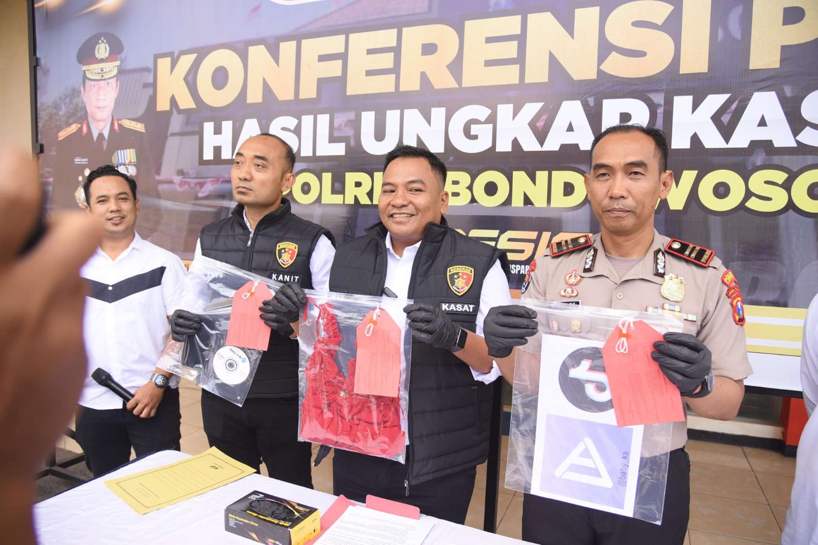 Foto: Konferensi pers Polres Bondowoso mengungkap kasus live streaming asusila berbayar di rumah kontrakan