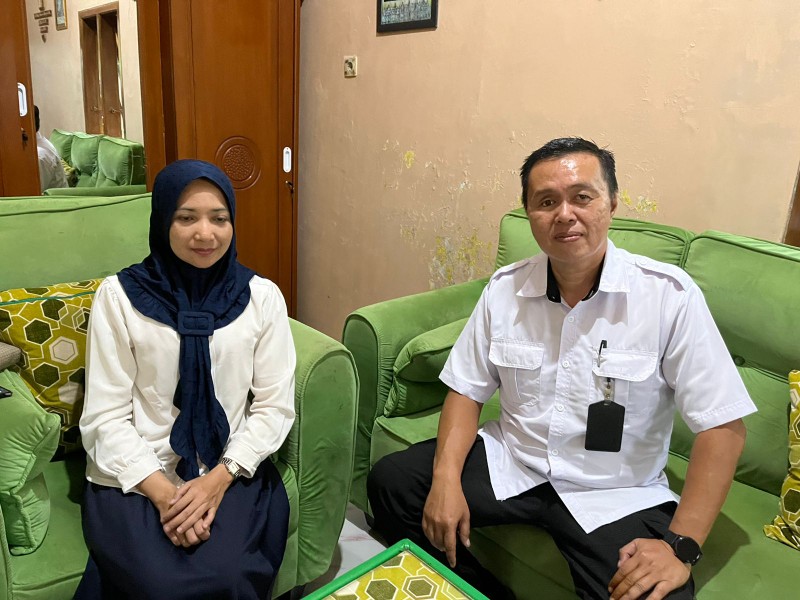 Foto : Susianti Korban Rentenir Bersama Ketua LBH CAKRAM Blitar Raya.