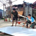 Satgas TMMD Kodim 1710/Mimika Lakukan Pengecatan Triplek Demi Hasil Maksimal