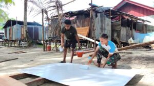 Satgas TMMD Kodim 1710/Mimika Lakukan Pengecatan Triplek Demi Hasil Maksimal