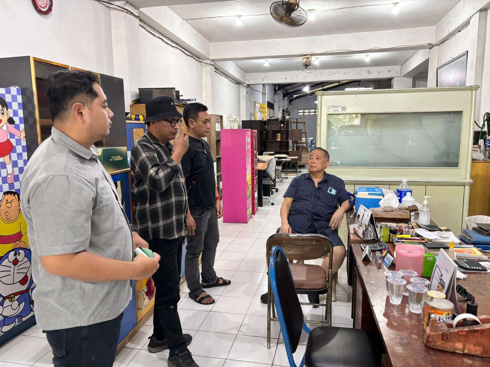 Foto: Petugas Kejari Surabaya menangkap buronan kasus penipuan di Kapas Krampung dan membawa ke Rutan Medaeng Sidoarjo