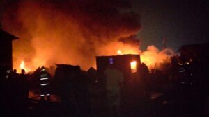 Dentuman Tengah Malam di Kamal Muara, Gudang Oli dan Dua Bangunan Hangus Dilalap Api