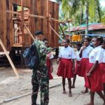 Senyum Hangat Anak-Anak Warnai Kebersamaan dengan Satgas TMMD ke-128 Kodim 1710/Mimika