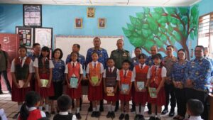 BuKa Desa di Tambunan Balige: Bupati Toba Hadirkan Layanan Satu Atap, Kunjungi Sekolah Bagikan KIA