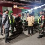 Babinsa Koramil 03/Teluk Pucung Bersama Linmas Gelar Patroli Antisipasi Kejahatan di Wilayah Binaan