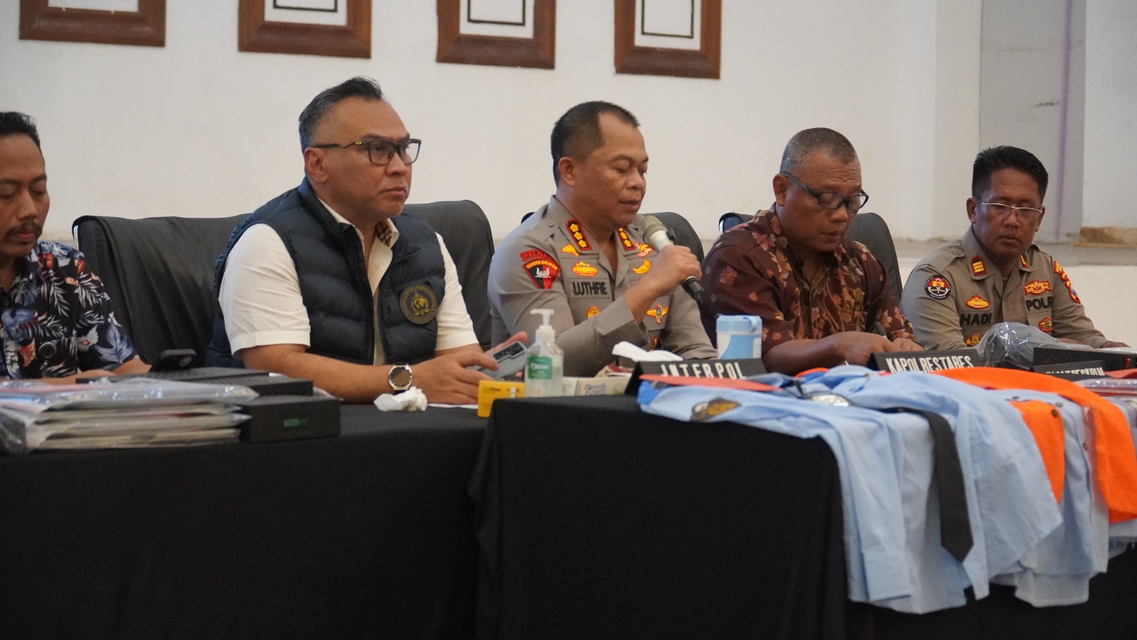 Foto: Polrestabes Surabaya Pers Rilis kasus kekerasan seksual terhadap anak kandung di Surabaya yang melibatkan seorang driver online sebagai tersangka.