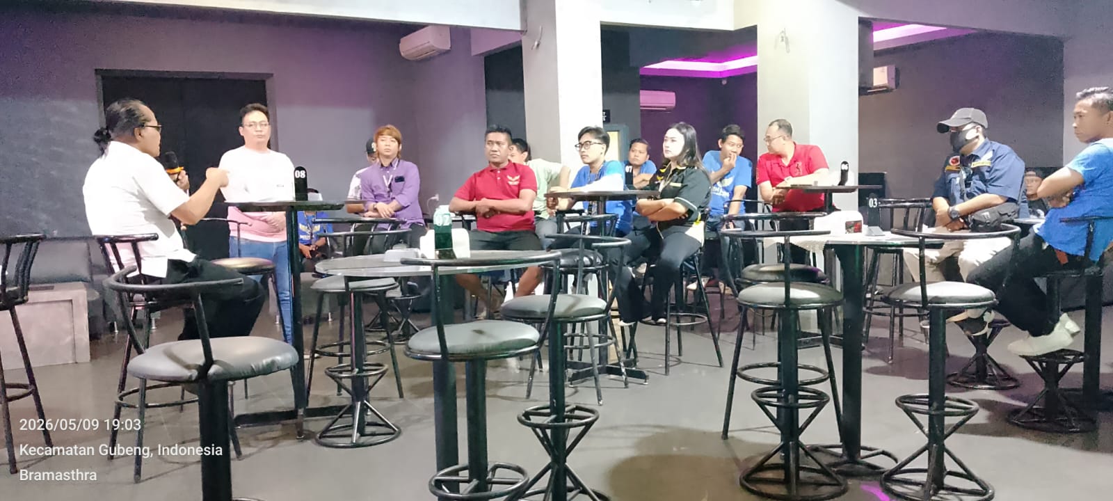 Foto: Prof Siswanto bersama Tim WRC Birendra memberikan edukasi bahaya narkoba dan tes urine kepada karyawan New Kim Surabaya.