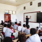 Satgas TMMD Ke-128 Kodim 1710/Mimika Beri Penyuluhan Bahaya Narkoba dan Lem Aibon kepada Pelajar