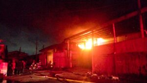 Detik-Detik Kebakaran Hebat di Pergudangan Miami Kalideres
