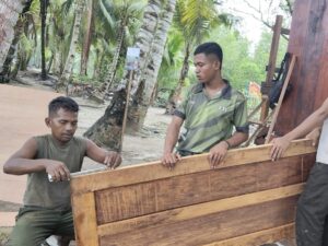 Satgas TMMD Tuntaskan Pemasangan Pintu MCK Umum di Kampung Keakwa