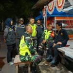 Patroli Jalan Kaki Malam Hari, Babinsa Koramil 03/Teluk Pucung Perkuat Keamanan dan Ajak Warga Jaga Kamtibmas Lingkungan