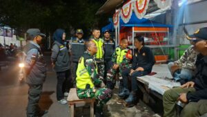 Patroli Jalan Kaki Malam Hari, Babinsa Koramil 03/Teluk Pucung Perkuat Keamanan dan Ajak Warga Jaga Kamtibmas Lingkungan