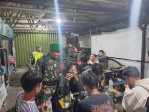 Patroli Malam Koramil 04/Jati Asih Sisir Wilayah Dengan Jalan Kaki dan Kendaraan Bermotor Demi Jaga Keamanan Warga