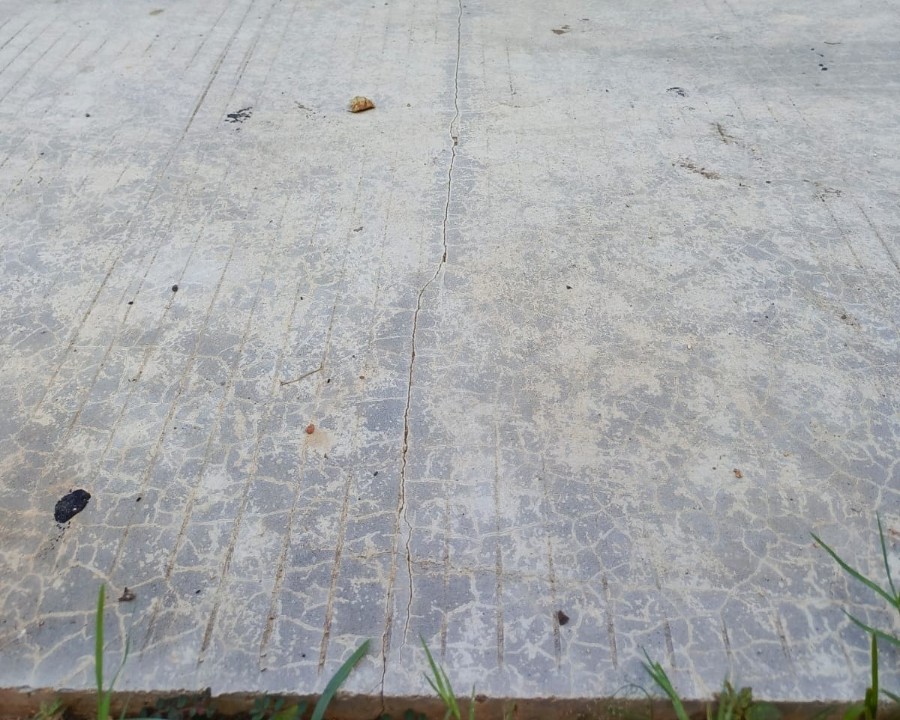 Foto: Jalan rigid beton Desa tapelan, bojonegoro yang baru rampung sudah patah dan mengelupas