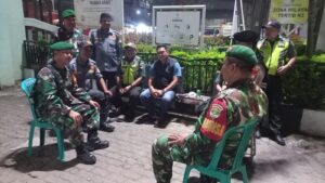 Perkuat Keamanan Wilayah, Babinsa Koramil 05/Bantar Gebang Bersama Satpol PP dan Linmas Gelar Patroli Bersama