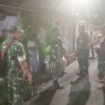 Babinsa Koramil 02/Matraman dan Warga Gelar Siskamling Wujudkan Lingkungan Aman dan Kondusif