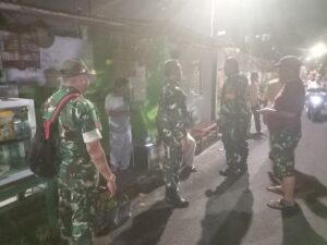 Babinsa Koramil 02/Matraman dan Warga Gelar Siskamling Wujudkan Lingkungan Aman dan Kondusif